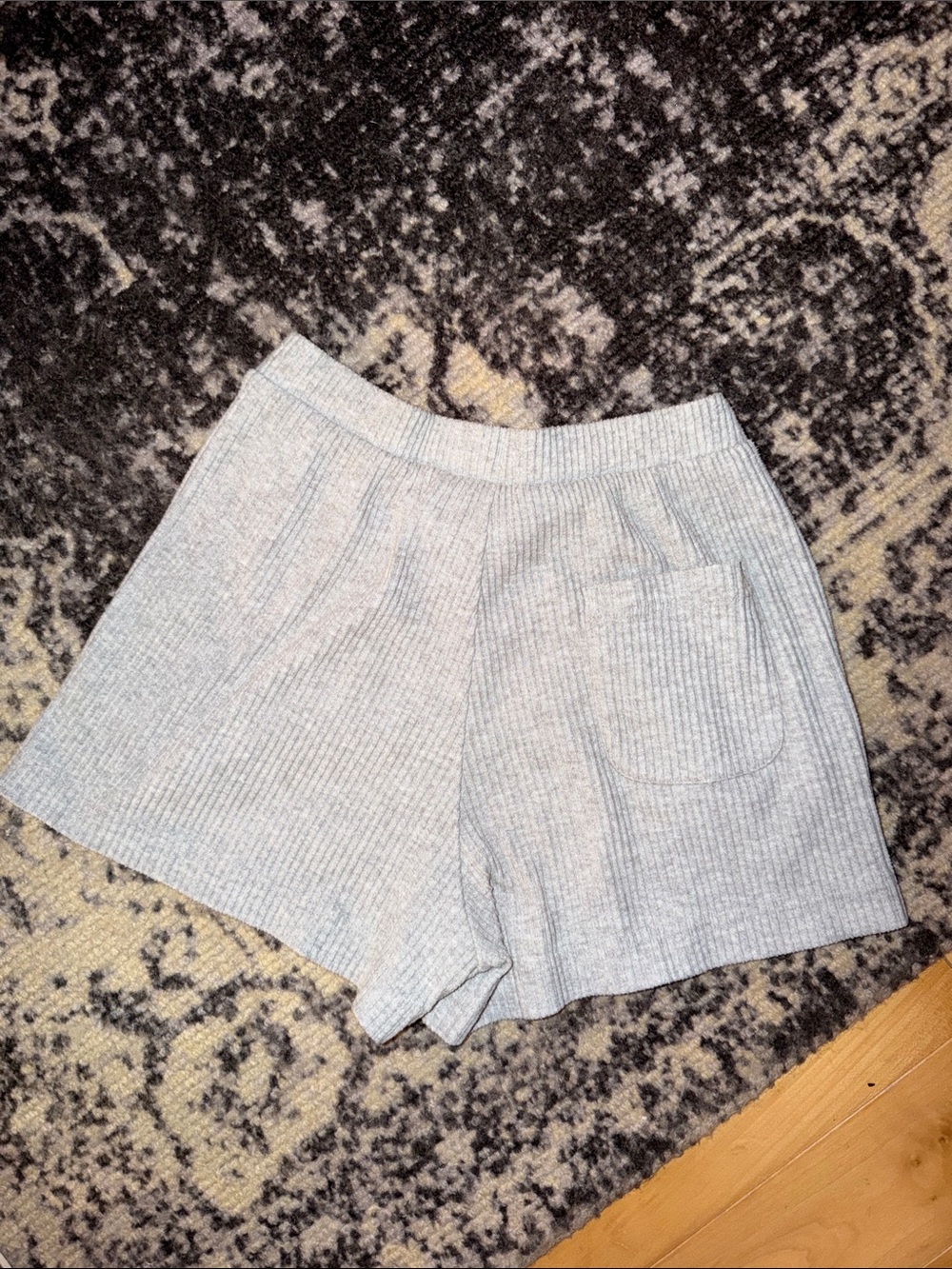 ALO Yoga Light Grey Ribbed Athletic Lounge Shorts - Picture 4 of 5